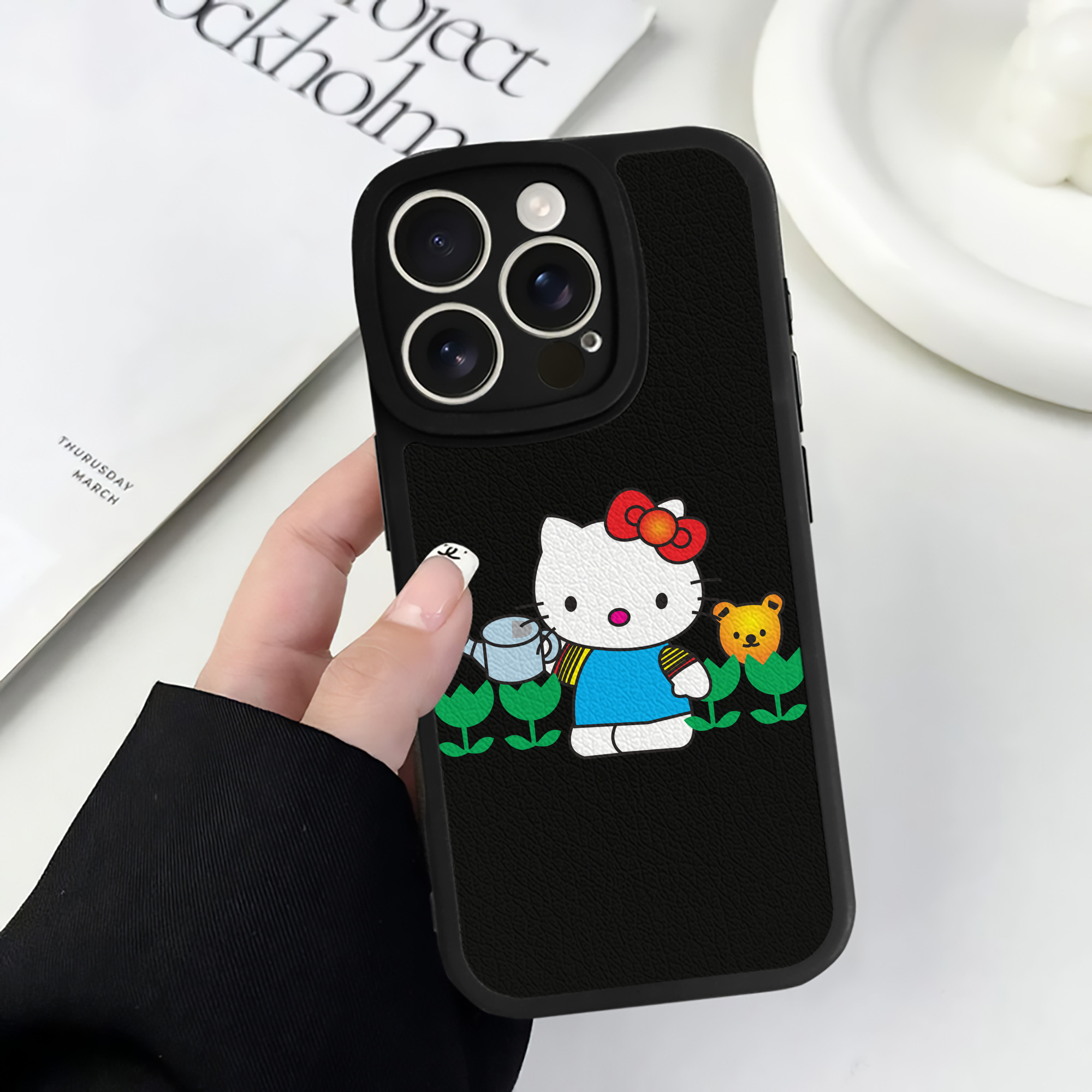 （画像用） Hello Kitty ハローキティ 【iPhone 16シリーズ対応】シリコンスマホケース（レザー調） 材質：シリコン